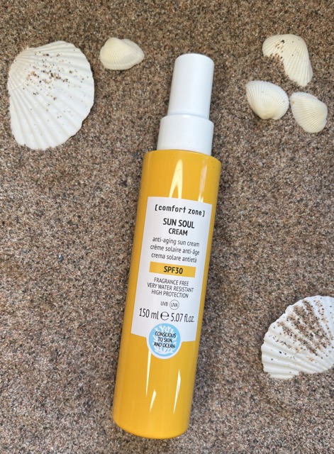 Comfort Zone Sun Soul Cream SPF30 anti-aging solkrem for ansikt og kropp, 150 ml gul sprayflaske på sand med skjell – Nalu Nalu Frisør