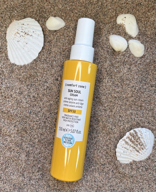 Comfort Zone Sun Soul Cream SPF50 anti-aging solkrem for ansikt og kropp, 150 ml gul sprayflaske på sand med skjell – Nalu Nalu Frisør