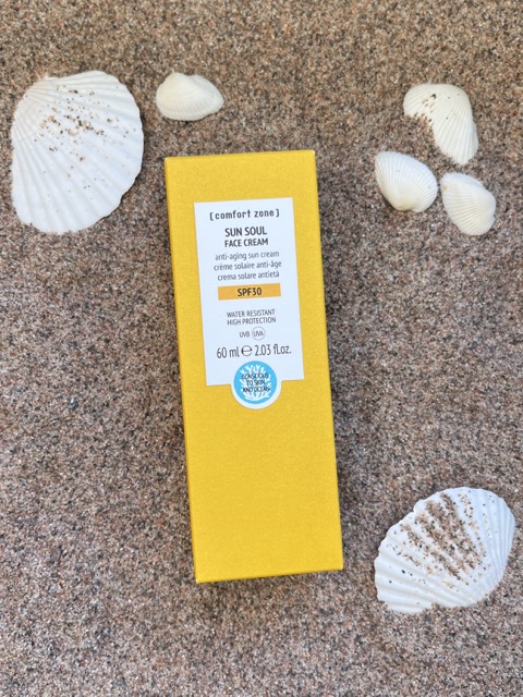 Comfort Zone Sun Soul Face Cream SPF30 anti-aging solkrem for ansiktet, 60 ml i gul eske på sand med skjell – Nalu Nalu Frisør