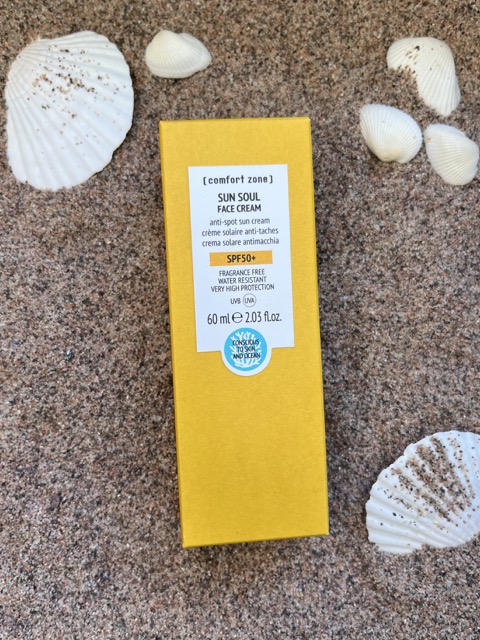 Comfort Zone Sun Soul Face Cream SPF50+ solkrem mot pigmentflekker for ansiktet, 60 ml i gul eske på sand med skjell – Nalu Nalu Frisør