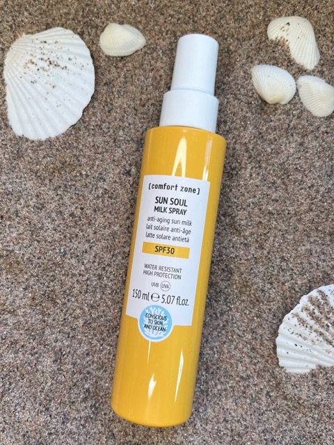 Comfort Zone Sun Soul Milk Spray SPF30 anti-aging solmelk, 150 ml gul sprayflaske på sand med skjell – Nalu Nalu Frisør