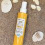 Comfort Zone Sun Soul Milk Spray SPF50+ Kids solmelk for barn, 150 ml gul sprayflaske på sand med skjell – Nalu Nalu Frisør
