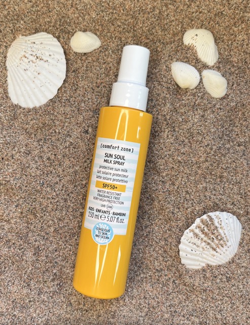 Comfort Zone Sun Soul Milk Spray SPF50+ Kids solmelk for barn, 150 ml gul sprayflaske på sand med skjell – Nalu Nalu Frisør