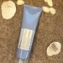 Davines SU Aftersun pleiekrem for ansikt og kropp, 150 ml tube på sand med skjell – Nalu Nalu Frisør