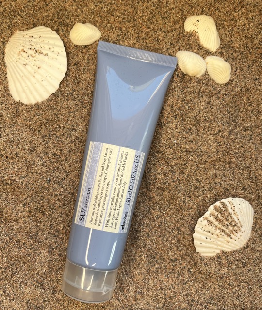 Davines SU Aftersun pleiekrem for ansikt og kropp, 150 ml tube på sand med skjell – Nalu Nalu Frisør