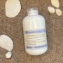 Davines SU Hair & Body Wash 250 ml, fuktgivende sjampo og dusjsåpe for hår og kropp etter soling, flaske på sand med skjell – Nalu Nalu Frisør