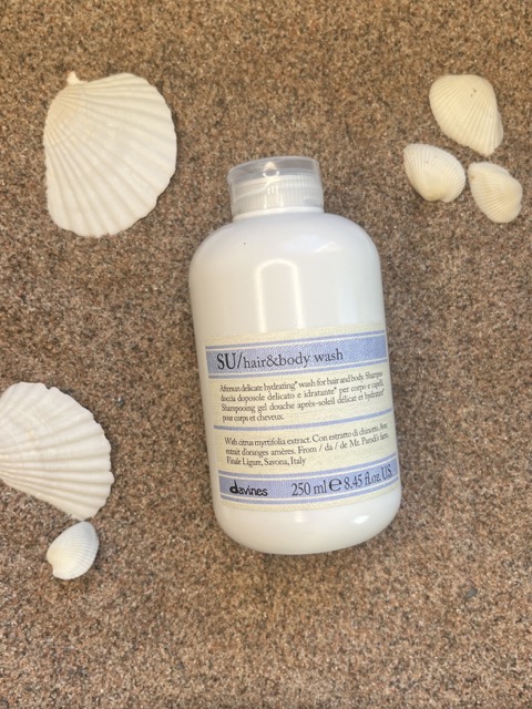 Davines SU Hair & Body Wash 250 ml, fuktgivende sjampo og dusjsåpe for hår og kropp etter soling, flaske på sand med skjell – Nalu Nalu Frisør
