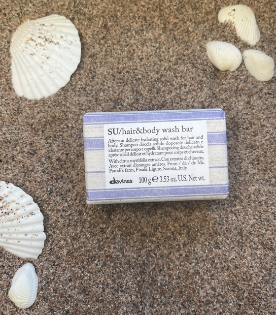 Davines SU Hair & Body Wash Bar, fast sjampo og dusjsåpe for hår og kropp etter soling, 100 g i papiremballasje på sand med skjell – Nalu Nalu Frisør