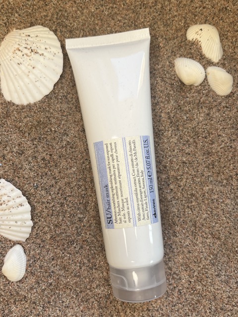 Davines SU Hair Mask 150 ml, nærende og reparerende hårmaske etter soling, tube på sand med skjell – Nalu Nalu Frisør