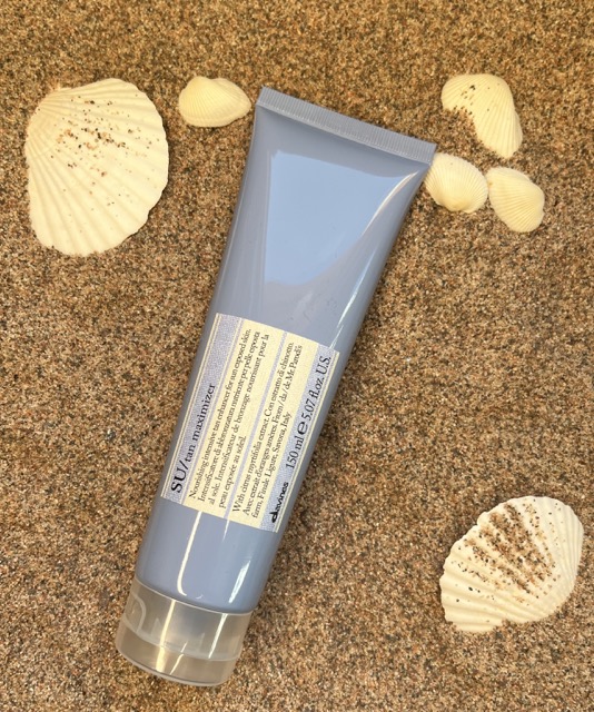 Davines SU Tan Maximizer for ansikt og kropp, 150 ml tube på sand med skjell – Nalu Nalu Frisør