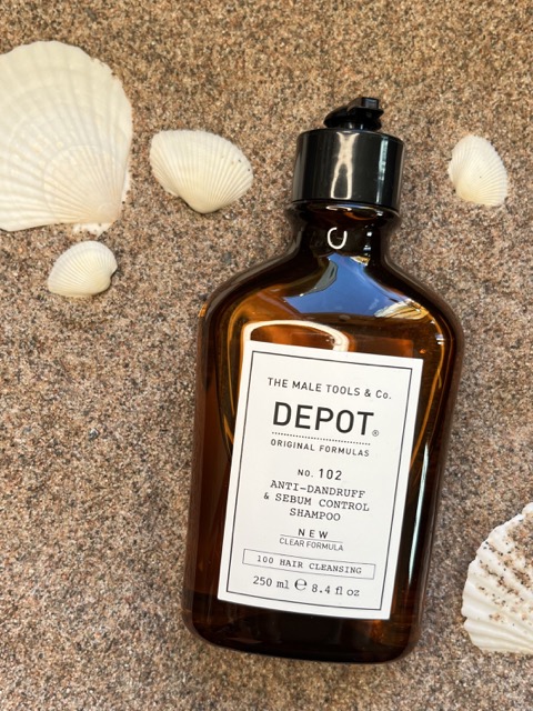 Depot No. 102 Anti-Dandruff & Sebum Control Shampoo 250 ml i brun glassflaske på sand med skjell – Nalu Nalu Frisør