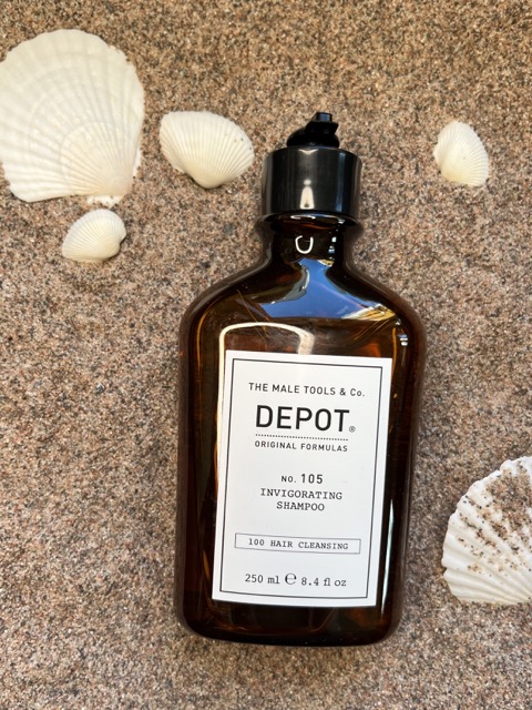 Depot No. 105 Invigorating Shampoo 250 ml i brun glassflaske på sand med skjell – Nalu Nalu Frisør