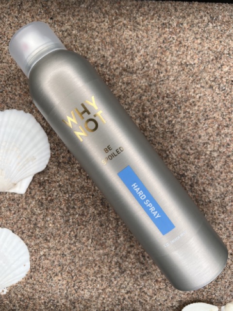 Why Not Be Spoiled Hard Spray hårspray med sterkt hold og glans – Nalu Nalu Frisør